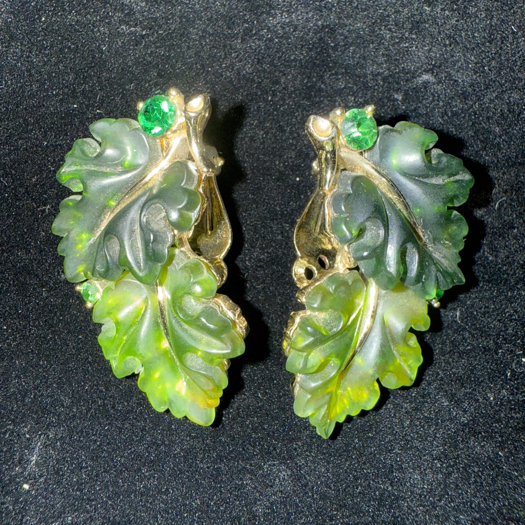 Lisner Green Jelly Oak Leaf Clip Ons 36$
